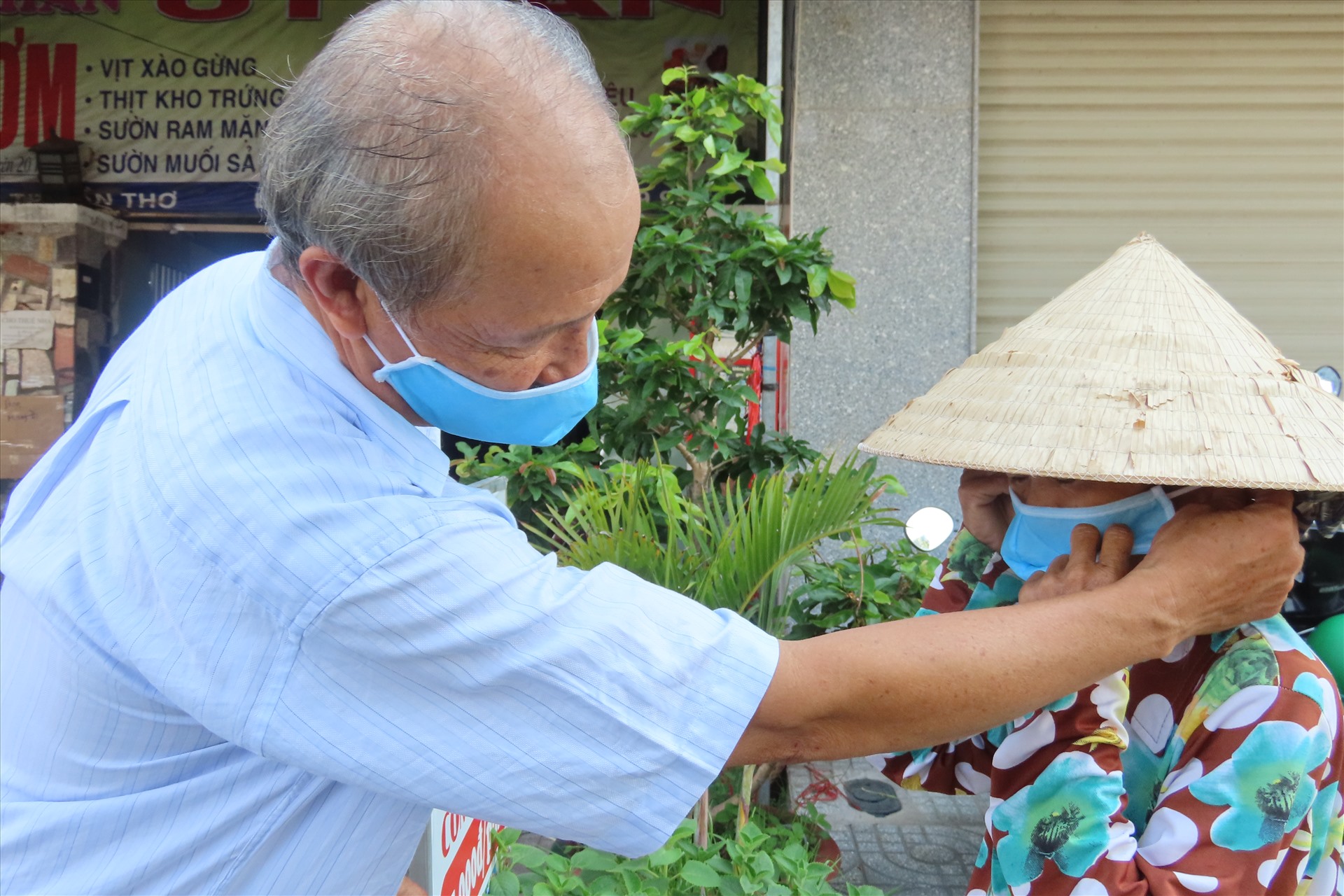 Thấy người nào không có khẩu trang sẽ được tặng mang về sử dụng.