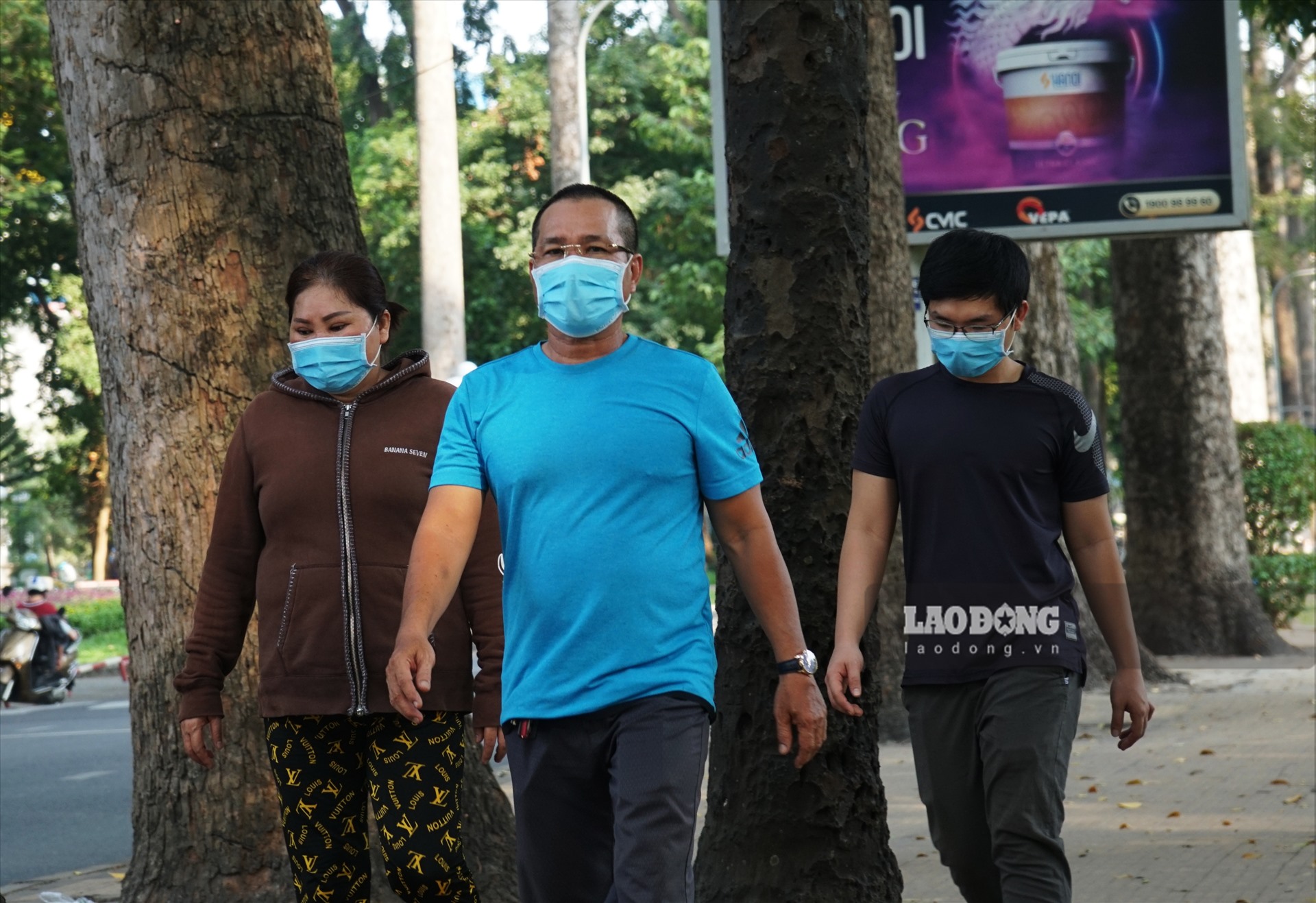 Từ ngày 26.3, người dân TPHCM có thể đi dạo, chạy bộ nhưng không được sử dụng các máy tập tại các công viên để hạn chế sự lây lan dịch bệnh. Trong hình là một gia đình đi bộ trên vỉa vè đường Trương Định (Quận 3, TPHCM) ngày 1.4.