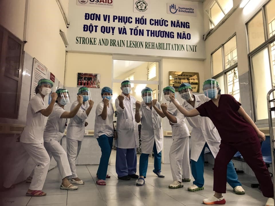 Tinh thần quyết tâm vượt qua dich bệnh của nhân viên y tế Bệnh viện Bạch Mai.  Chùm ảnh trong bài do bác sĩ Đặng Tú - Trung tâm Phục hồi chức năng - Bệnh viện Bạch Mai - cung cấp.
