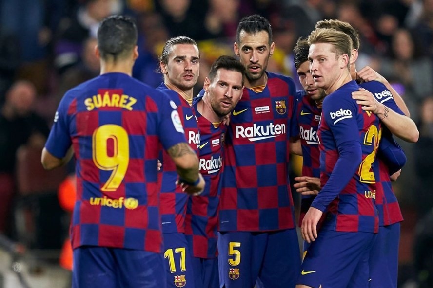 Cầu thủ Barcelona đồng loạt giảm 70% lương để san sẻ gánh nặng tài chính với CLB trong thời gian dịch COVID-19. Ảnh: Getty Images.