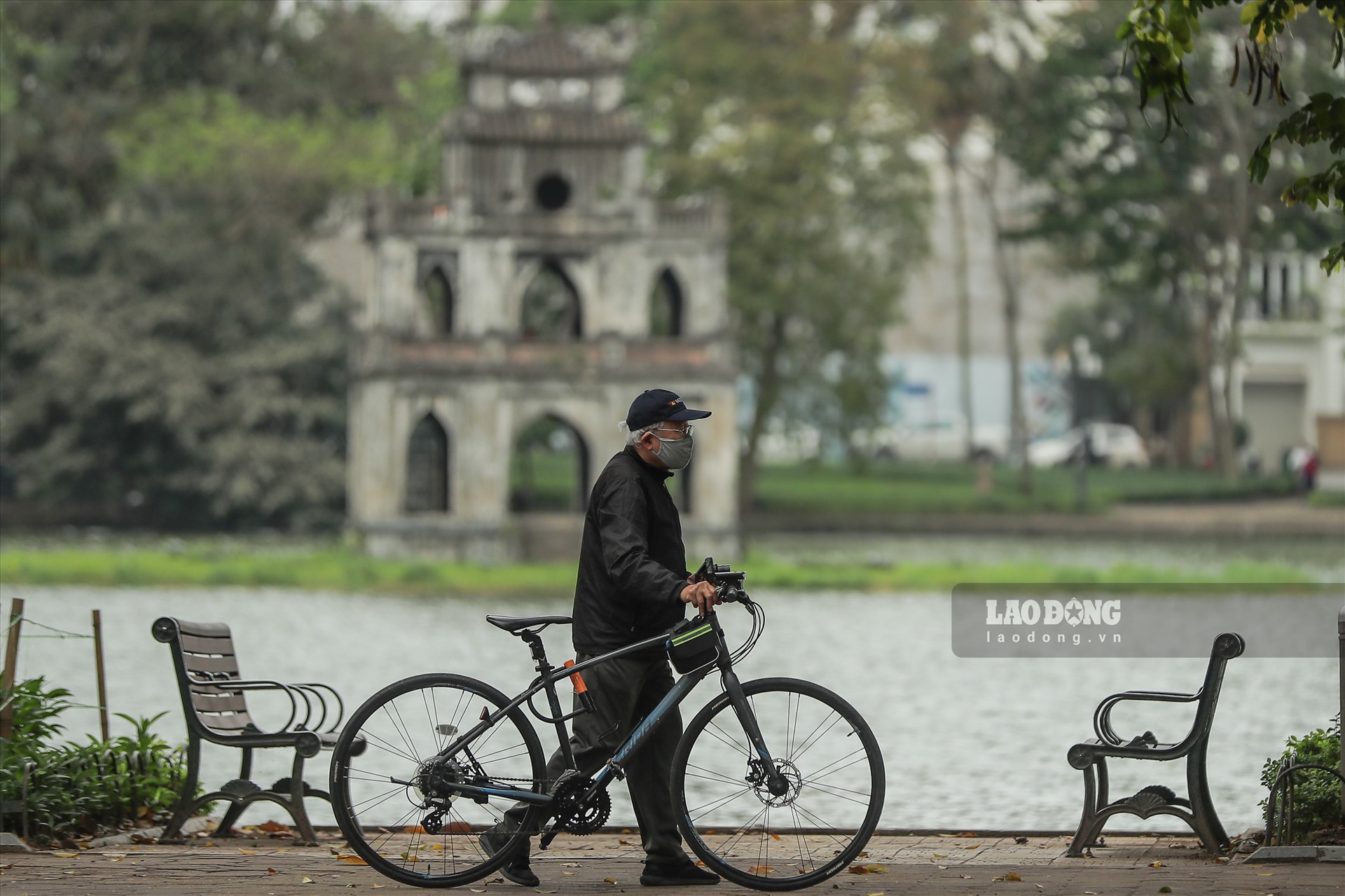 Người dân Hà Nội đang trải qua những ngày tháng đặc biệt, nhịp sống tại Thủ đô một phần chậm lại so với bình thường.