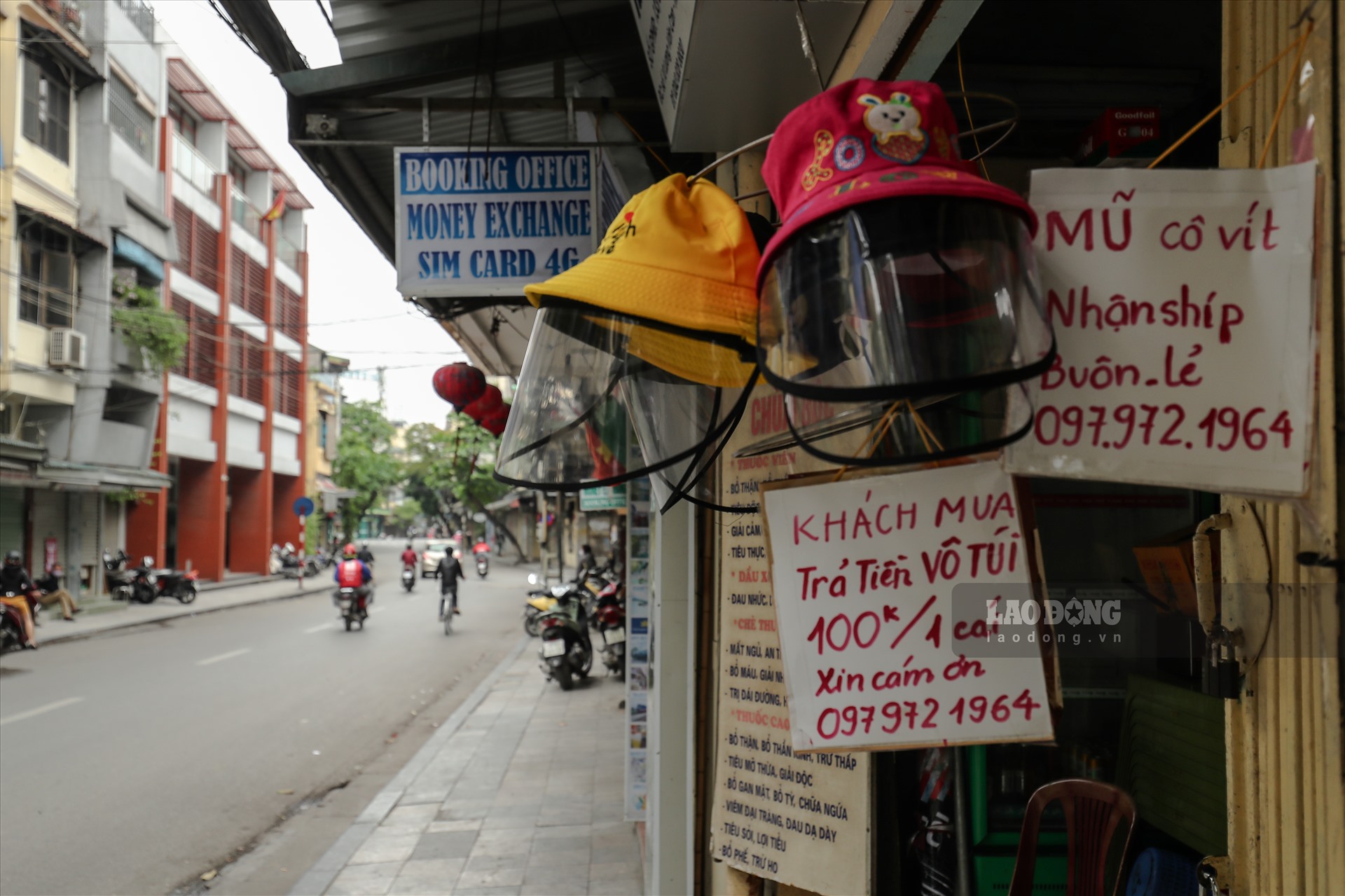 Người dân tự trang bị đồ bảo hộ khi ra đường. Những chiếc mũ bảo hộ giá dao động từ 70 đến 100 nghìn đồng.