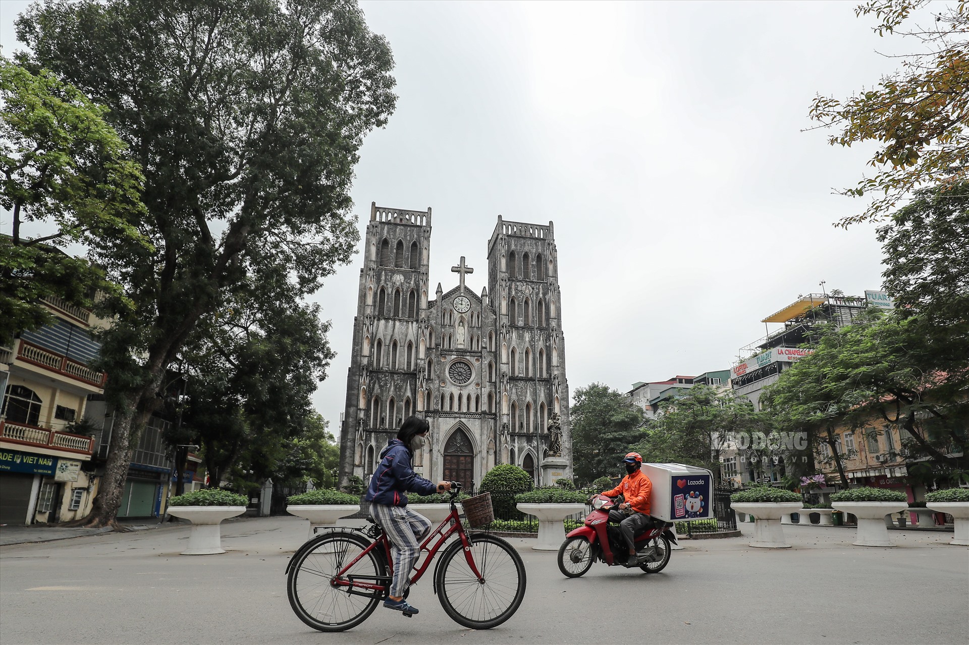 Tại một số địa danh nổi tiếng tại Hà Nội như chợ Đồng Xuân, Văn Miếu - Quốc Tử Giám hay Nhà thờ Lớn vắng bóng người qua lại sau chỉ thị cách ly toàn xã hội của Thủ tướng.