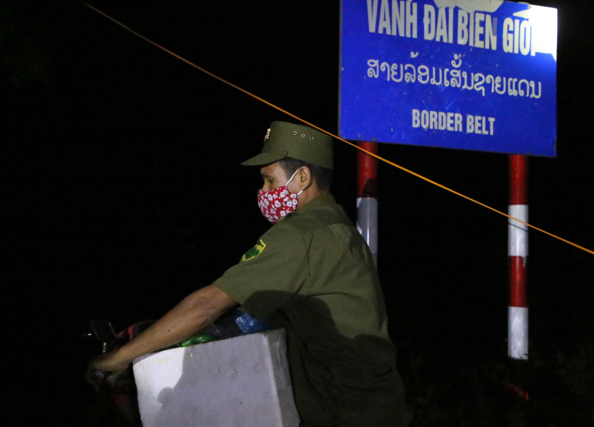 Lực lượng dân quân vận chuyển lương thực tiếp tế cho các chốt chống dịch ở dọc biên giới do Đồn Biên phòng Thanh quản lý.