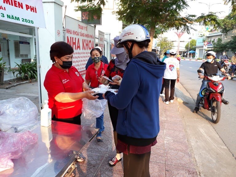 Hàng ngàn chiếc khẩu trang y tế đã được các tình nguyện viên thuộc Hội Chữ thập đỏ phường Tăng Nhơn Phú A (quận 9) phát cho người dân. Ảnh: Minh Khang
