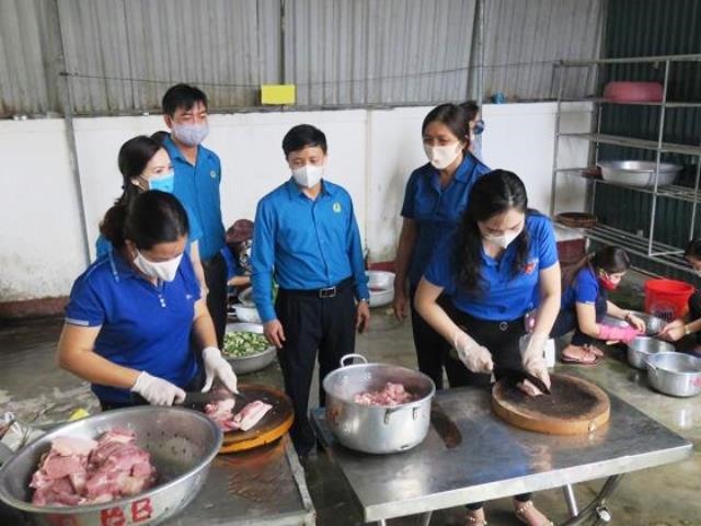 Chủ tịch LĐLĐ Hà Tĩnh động viên các đoàn viên công đoàn tham gia nấu các suất ăn cho điểm cách ly
