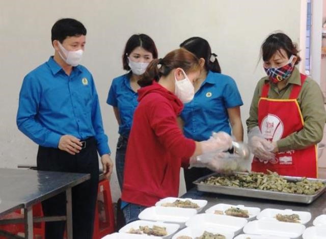Động viên đoàn viên công đoàn tham gia nấu ăn cho khu cách ly ở Hương Sơn