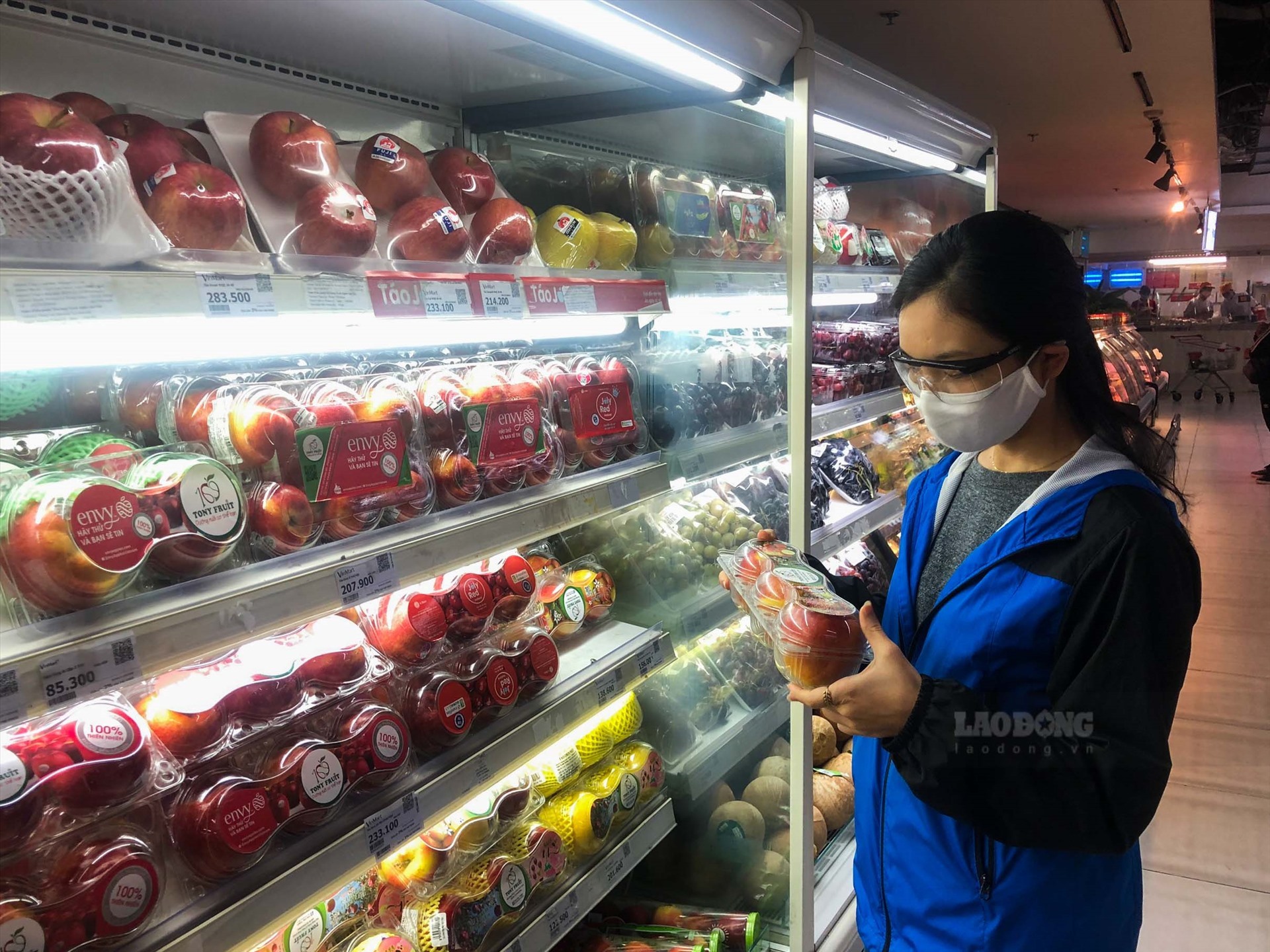 Lượng mua sắm của người dân tại các siêu thị trong ngày 1.4 giảm so với chiều 31.3. Ảnh: Linh Chi