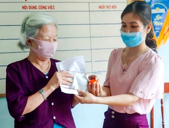 Bà cụ 87 tuổi ở Quảng Ngãi đến UBND xã  Bình Tân Phú để ủng hộ phòng chống dịch COVID-19. Ảnh: N.H