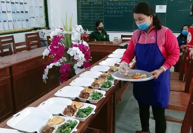 Đoàn viên Công đoàn Trường Tiểu học Hồng Lộc tham gia nấu ăn phục vụ cho khu cách ly