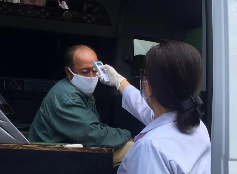 Đo thân nhiệt hành khách tại một điểm kiểm tra y tế ở Cần Thơ