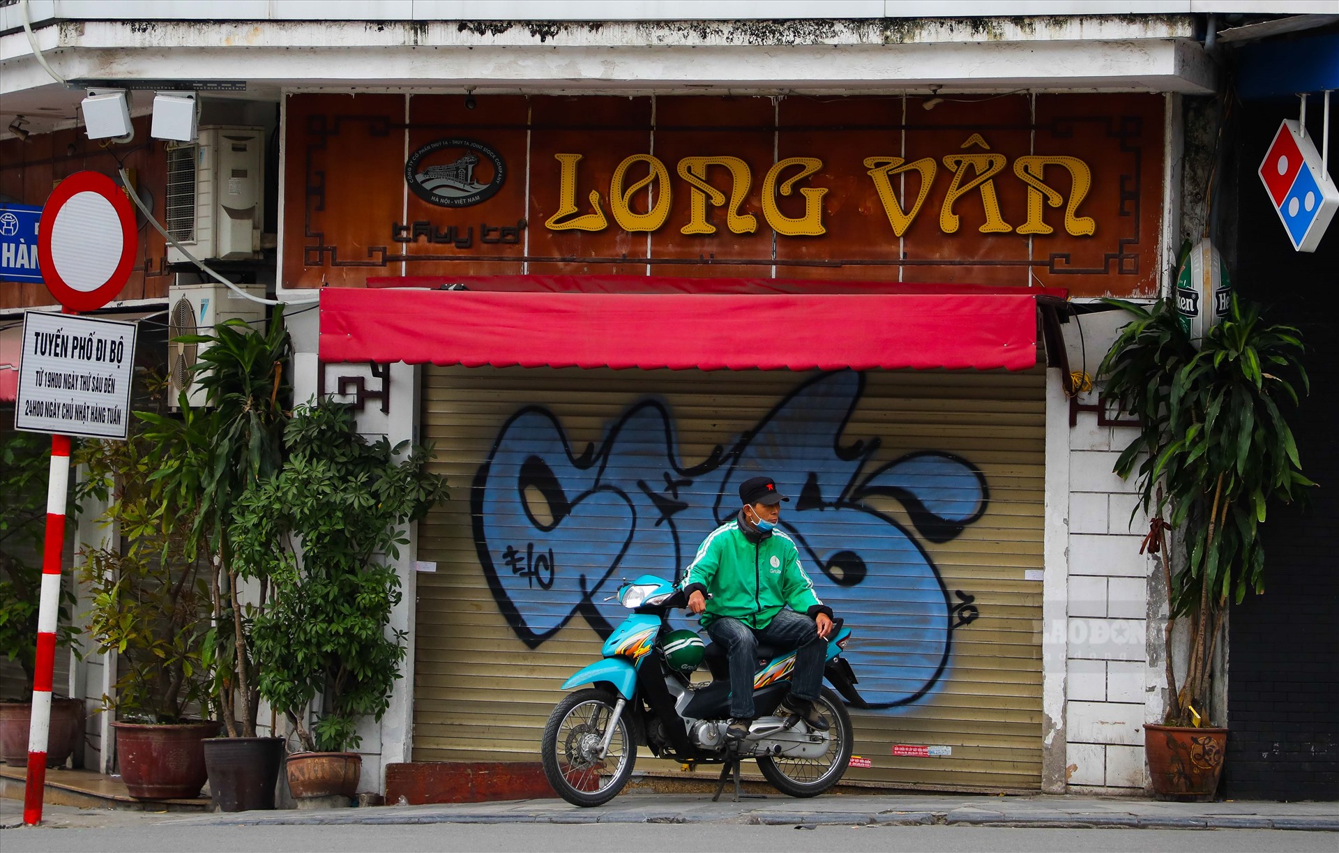 Nhịp sống thư thả trên những tuyến phố chật chội nhất Việt Nam.