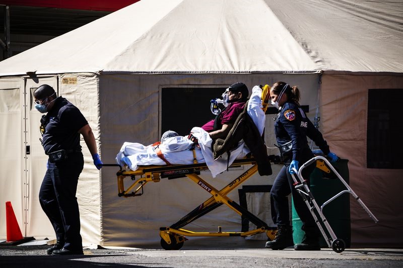 Bệnh viện ở New York thiếu trầm trọng giường bệnh, máy thở và đồ bảo hộ cho nhân viên y tế. Ảnh: Getty Images