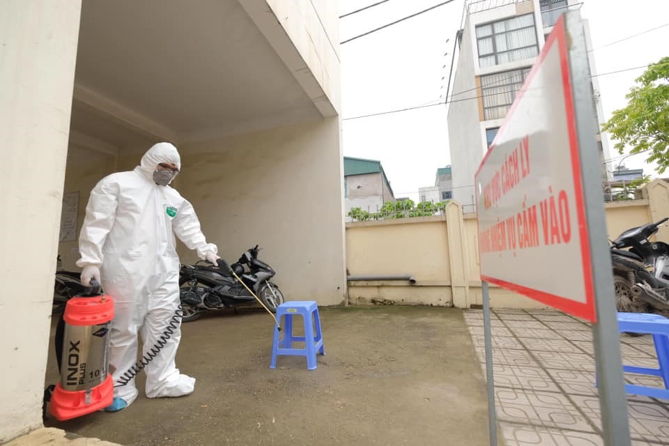 Trụ sở Công an phường Đông Ngạc được phun thuốc khử khuẩn.