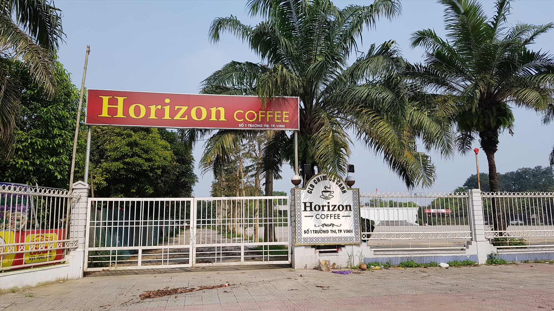 Quán cà phê Horizon được khai trương tại vị trí quy hoạch Câu lạc bộ chim cá cảnh. Ảnh: QĐ