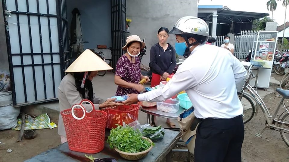 Thầy vũ đến chợ trao tặng quà cho người già từ sáng sớm. Ảnh: NVCC