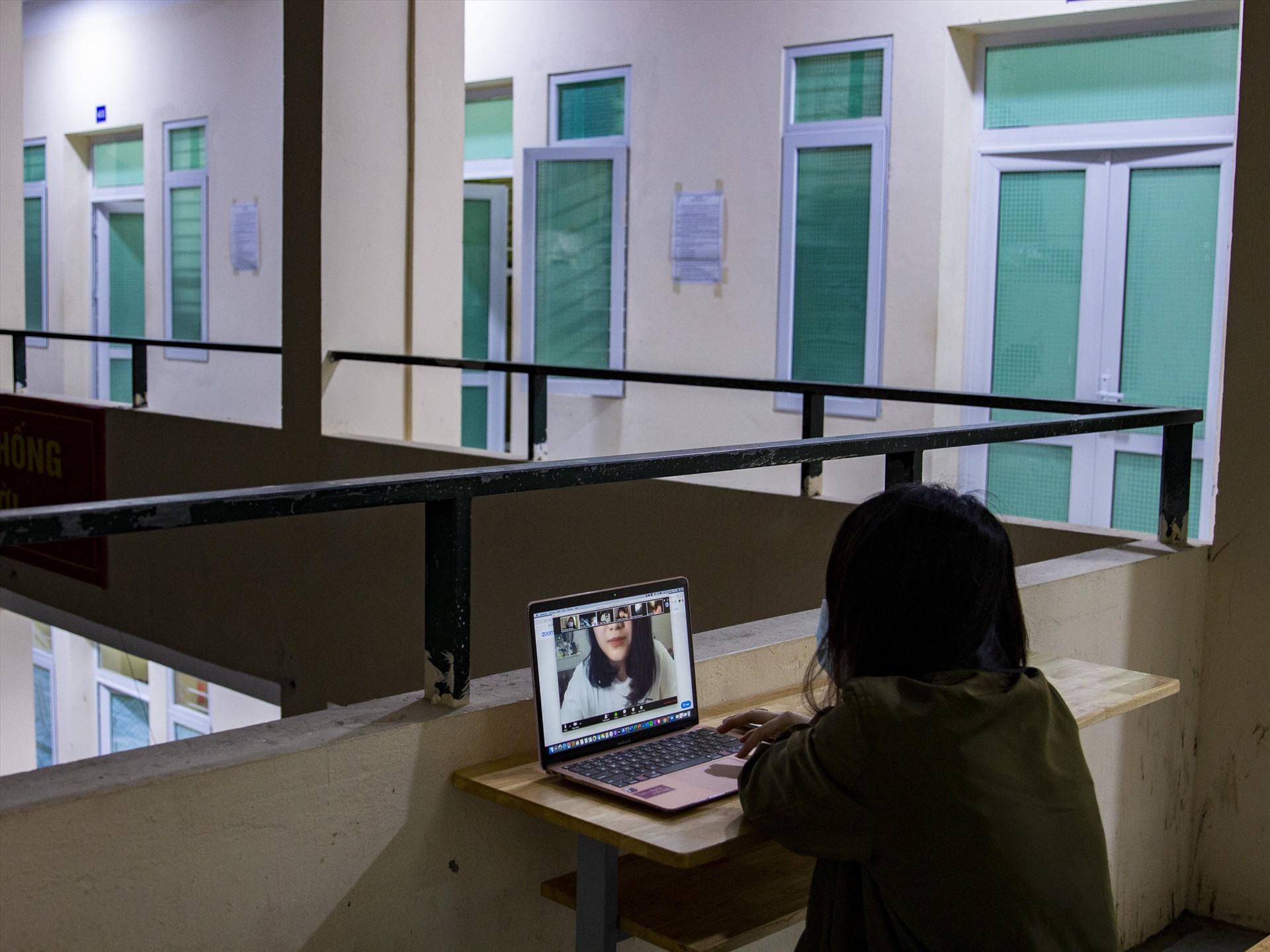 Học online qua phần mềm Zoom ở khu cách ly. Ảnh: Kai Nguyen/NRP