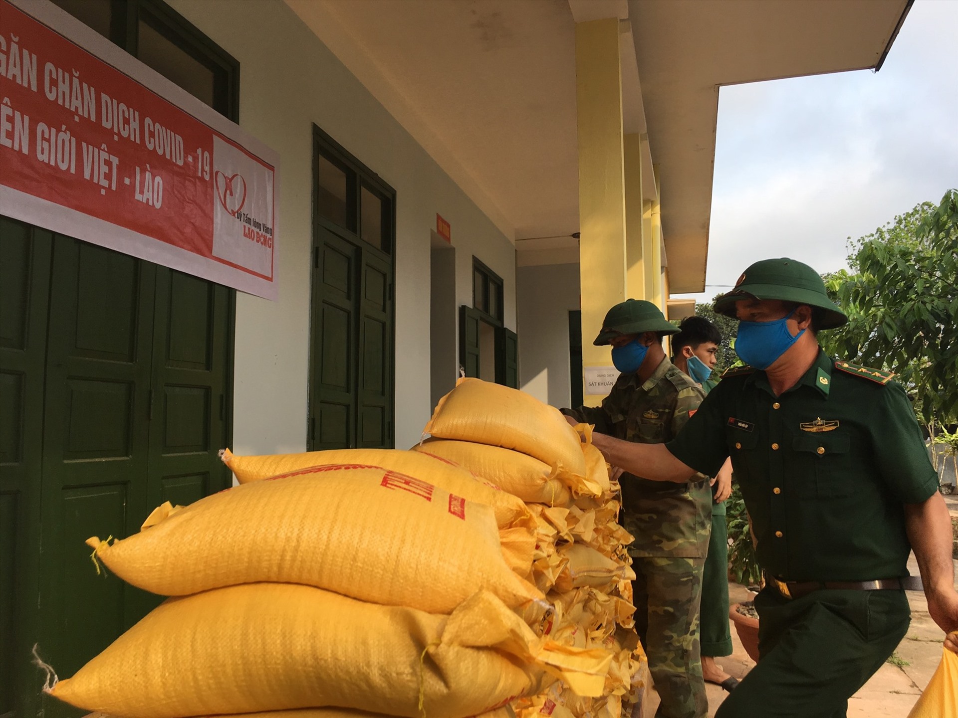 Gạo Tấm lòng vàng Lao Động ủng hộ đồng bào biên giới Việt - Lào (ngày 10/4/2020). Ảnh: Yên Mã Sơn