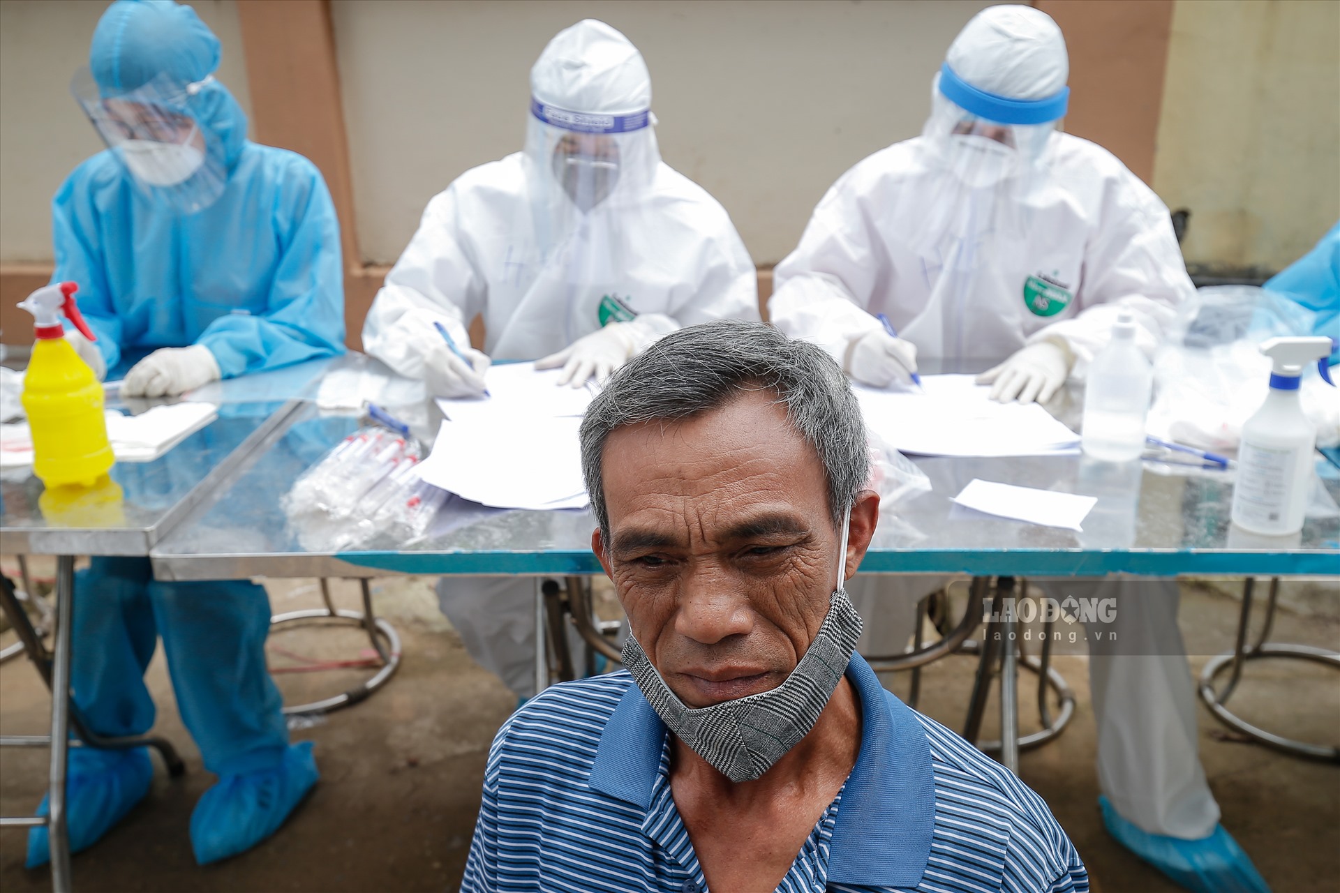 Trước đó, tối 9.4, Vào hôm qua 9/4, một số hộ dân ở thôn Hạ Lôi cũng đã được lấy mẫu bệnh phẩm. Trong ngày đầu tiên, việc lấy mẫu kéo dài đến 23h30 với sự tham gia của hơn 200 nhân viên từ Trung tâm kiểm soát bệnh tật Hà Nội (CDC) và một số quận, huyện