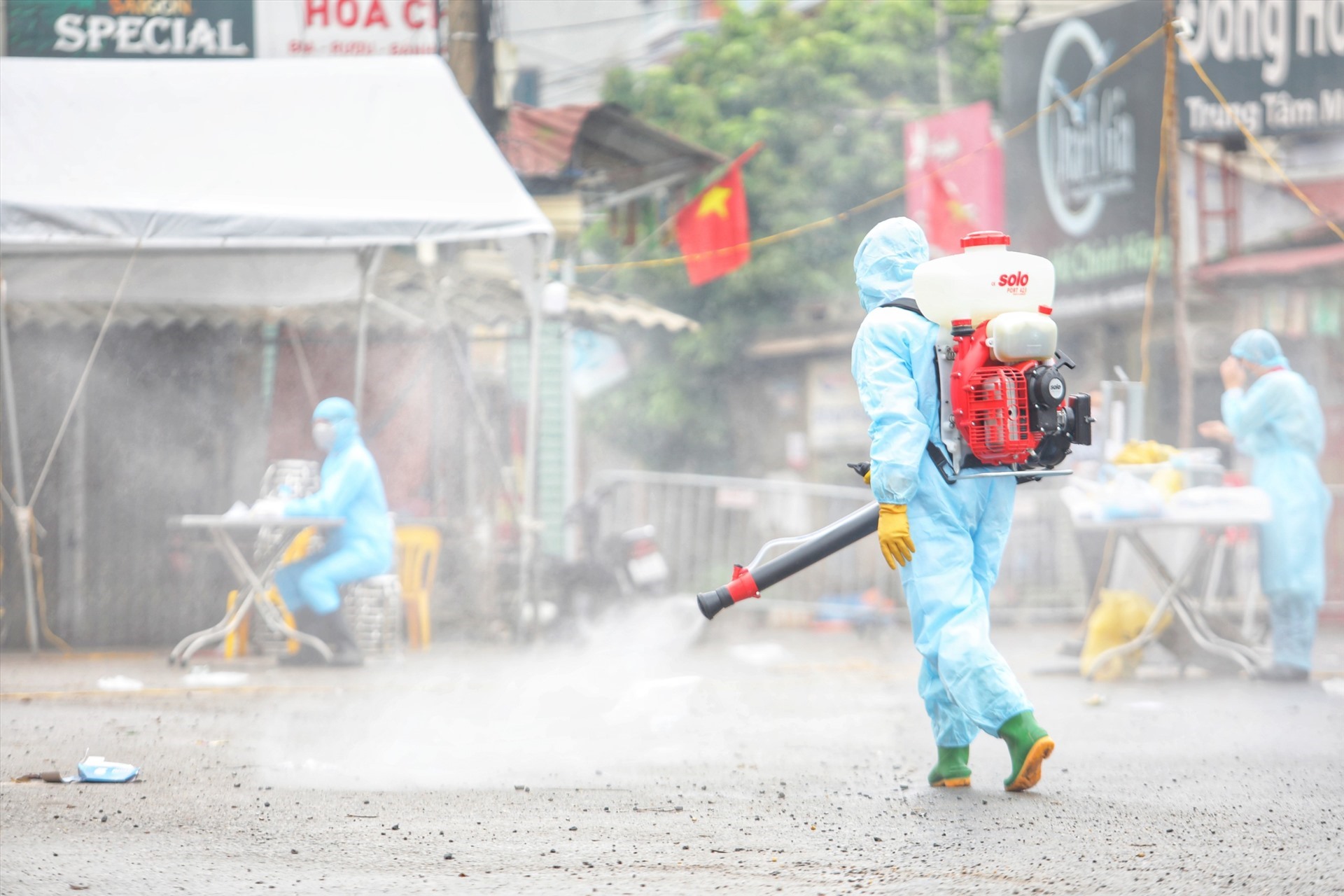 Thôn Hạ Lôi (Mê Linh) được phun khử khuẩn. Ảnh: Tô Thế