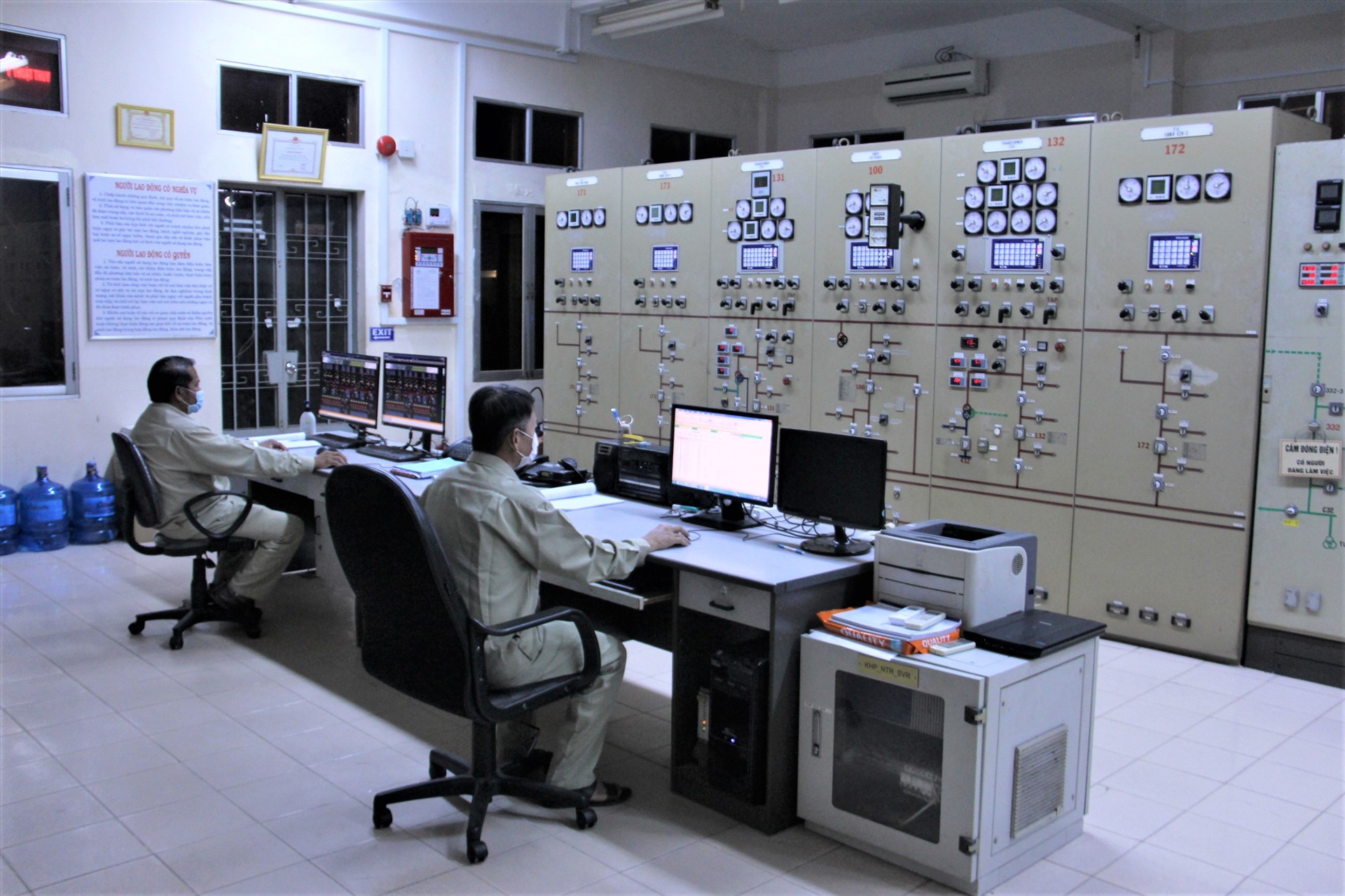 Công nhân vận hành tại trạm 110kV E27 Mã Vòng - đảm bảo cấp điện an toàn, liên tục trên địa bàn thành phố Nha Trang. Ảnh: Phúc Nhân