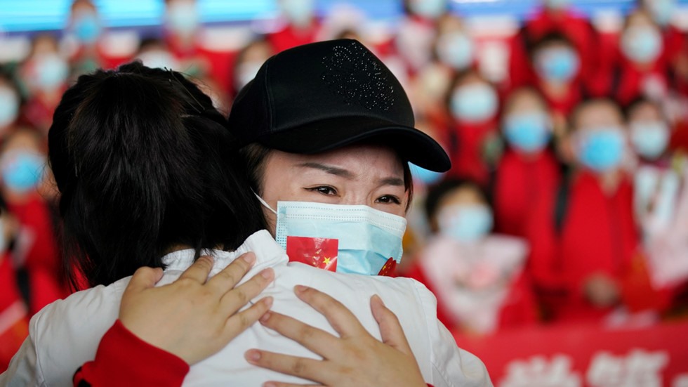 Một thành viên của đội y tế bật khóc trước khi rời thành phố Vũ Hán tại sân bay Vũ Hà (Vũ Hán, Hồ Bắc, Trung Quốc) hôm 8.4. Ảnh: Reuters.