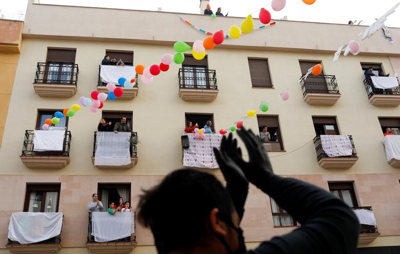 Hàng xóm vui mừng tổ chức lễ đính hôn cho cặp đôi Juan Manuel Zamorano (32 tuổi) và Elena Gonzalez (31 tuổi) sau khi cô cầu hôn anh trên ban công nhà của họ ở Ronda (Tây Ban Nha) vào ngày 7.4. Được biết, Tây Ban Nha tiếp tục gia hạn lệnh phong tỏa đến ngày 25.4, kể từ khi bắt đầu áp dụng hôm 14.3. Ảnh: Reuters.