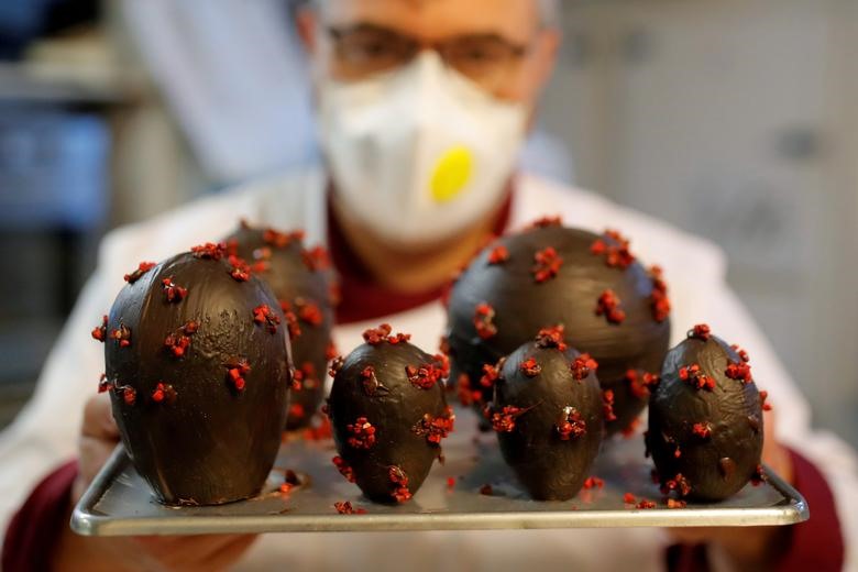 Nhà sản xuất socola Pháp Jean-Francois Pre trưng bày những quả trứng Phục sinh có hình dạng virus SARS-CoV-2 trong cửa hàng bánh ngọt của mình trước lễ kỷ niệm Phục sinh ở Landivisiau (Pháp). Ảnh: Reuters.