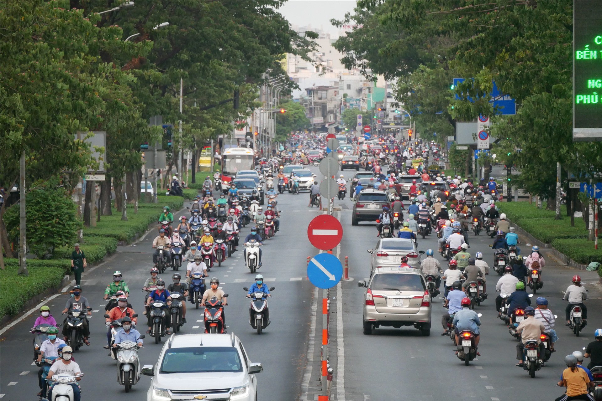 Trên đường Nguyễn Văn Cừ (quận 5) có khá đông người tham gia giao thông dù hiện đang trong giai đoạn thực hiện chỉ thị cách ly xã hội của Thủ tướng Chính Phủ, hạn chế ra ngoài nếu không có việc cần thiết.