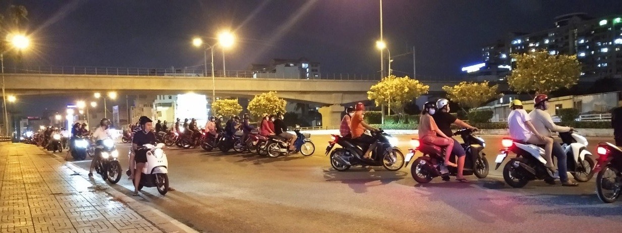 Trước đó, trong đêm 9.4 tại đường Nguyễn Hữu Cảnh (quận Bình Thạnh) một nhóm thanh niên cũng tụ tập, xếp thành hàng dài, ước chừng có tới 50 người.