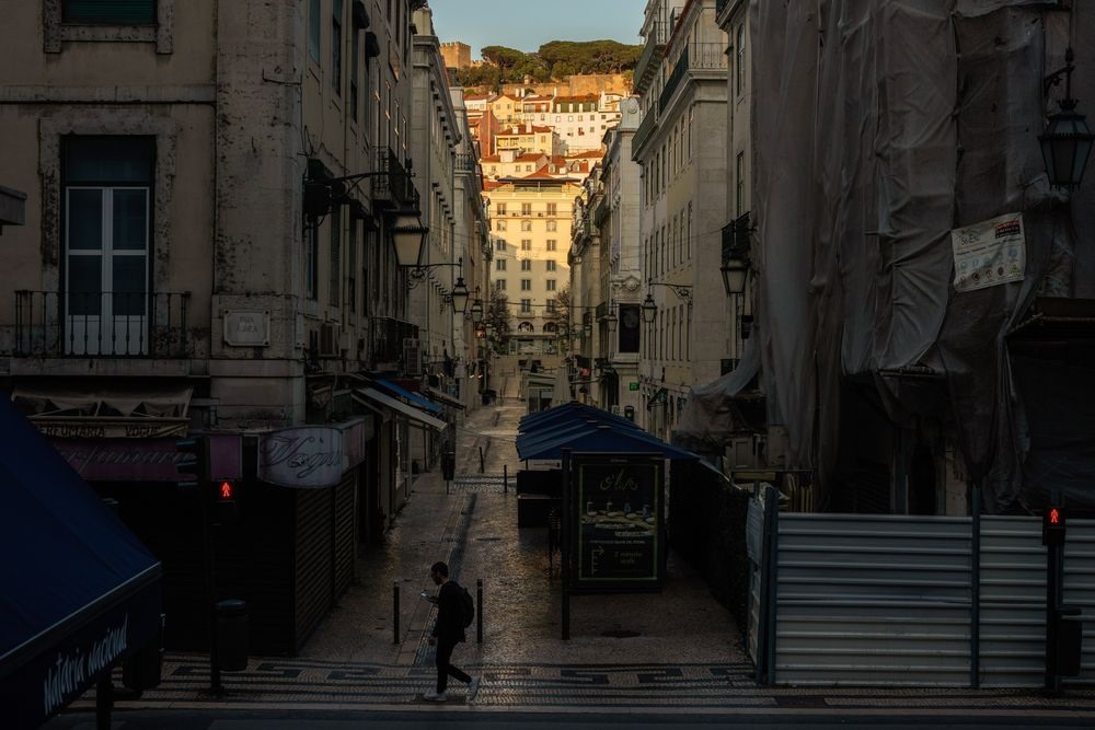 Lisbon (Bồ Đào Nhà). Thường ngày, các cửa hàng và quán cà phê ở đây luôn đông đúc. Ảnh: Jose Sarmento Matos/Bloomberg.