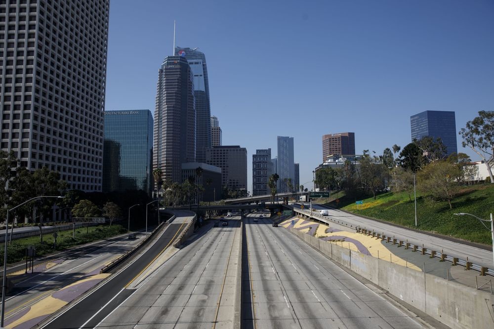 Đường cao tốc ở Los Angeles (bang California, Mỹ) thường ngày chật kín giờ đã vắng lặng. Ảnh: Bloomberg.