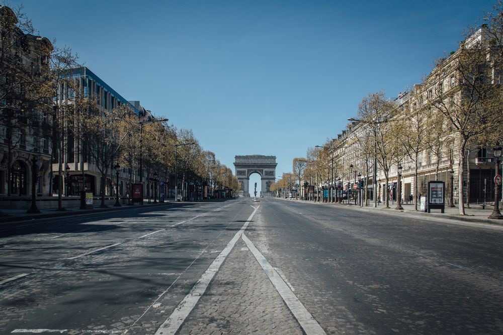 Khải Hoàn Môn trên đại lộ Champs Elysees (Paris, Pháp) trống rỗng, các nhà bán lẻ xa xỉ đều đóng cửa. Ảnh: Bloomberg.
