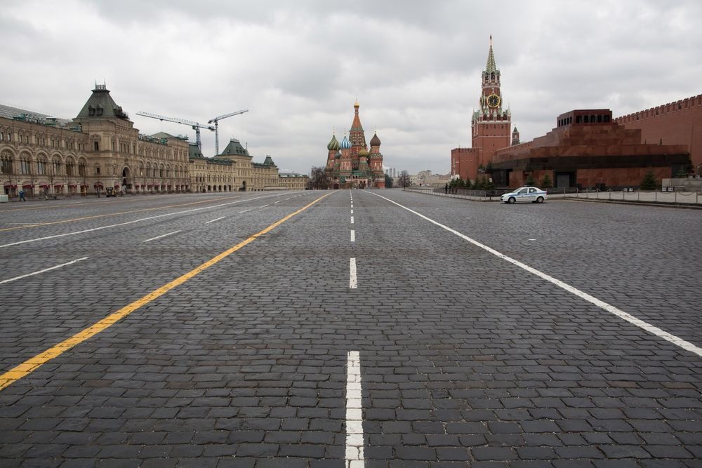 Quảng trường Đỏ (Moscow, Nga) trở nên hoang vắng và tĩnh lặng. Ảnh: Bloomberg.