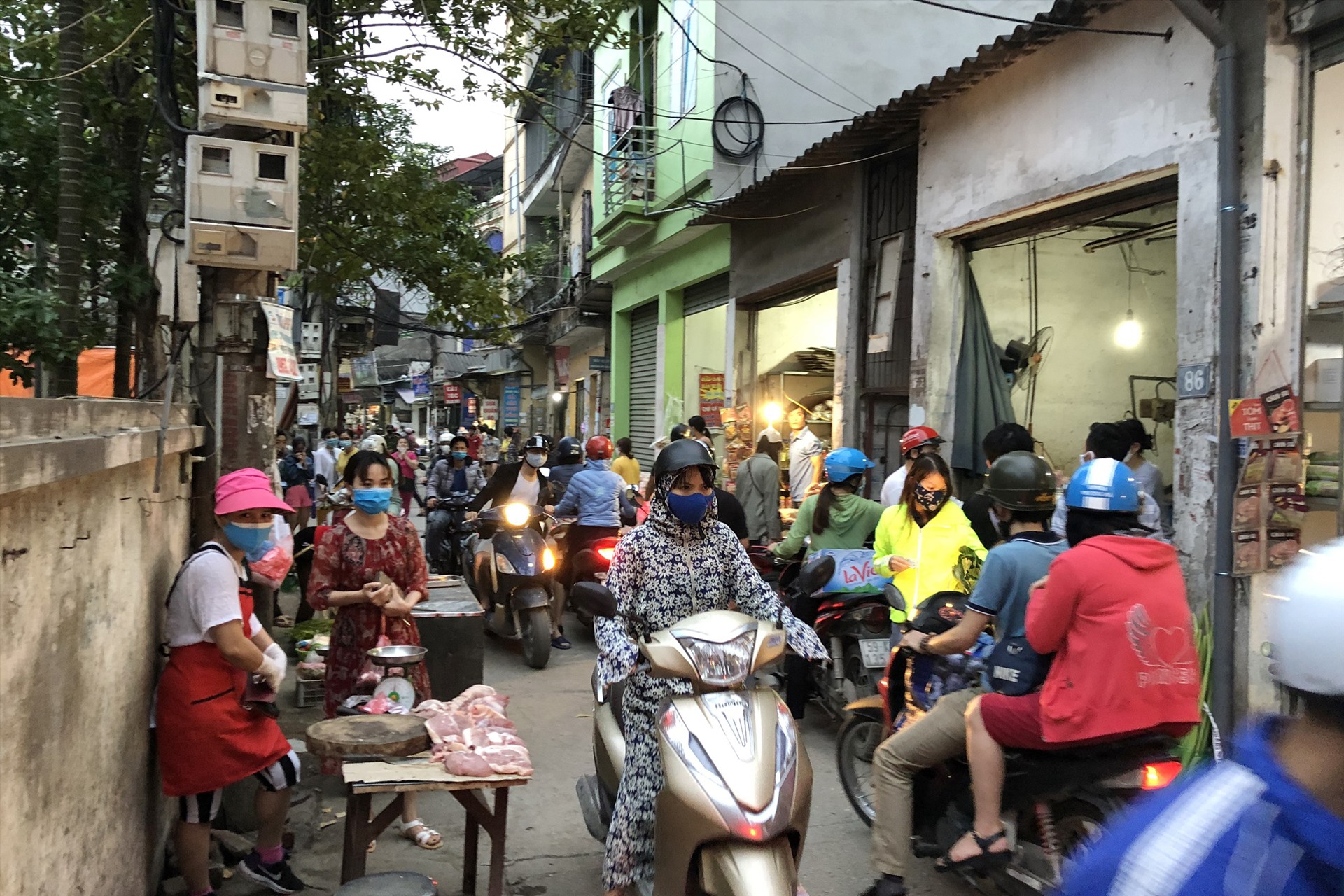 Theo ghi nhận, những ngày trở lại đây, người dân Hà Nội bắt đầu đổ ra đường đông hơn. Cùng với đó là việc nhiều hàng quán lách luật để hoạt động “chui“, hoặc trá hình dưới hình thức bán online.
