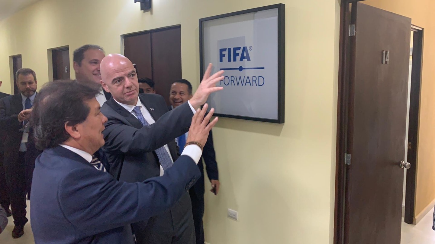 FIFA sẽ luôn đồng hành, hỗ trợ các Liên đoàn thành viên, cùng các Liên đoàn thành viên vượt qua khó khăn. Ảnh: FIFA