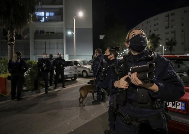 Cảnh sát tuần tra nghiêm ngặt tại Nice (Pháp) nhằm tuyên truyền và phát hiện những người trốn cách ly, không chấp hành lệnh của Chính phủ. Ảnh: Reuters.
