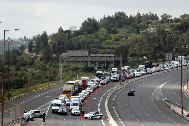 Cảnh sát Israel bố trí một chốt chặn trên con đường dẫn Jerusalem (Israel) khi chính phủ thắt chặt quy định hạn chế đi lại từ ngày 7.4. Ảnh: Reuters.