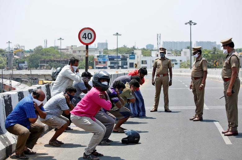 Một hình phạt mà cảnh sáp áp dụng đối với những người vi phạm lệnh phong tỏa ở Chennai (Ấn Độ) đó là vừa giữ tai, vừa đứng lên ngồi xuống nhiều lần. Ảnh: Reuters.