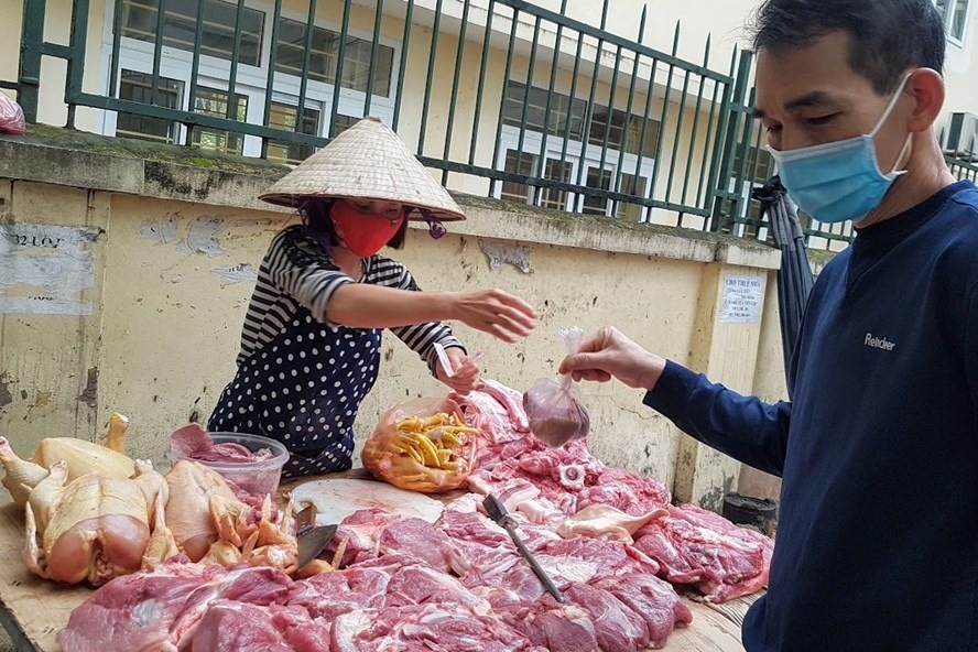 Giá thịt lợn trên thị trường ở mức từ 120.000-160.000 đồng do nguồn cung thiếu hụt và phải qua nhiều khâu trung gian. Ảnh: Kh.V