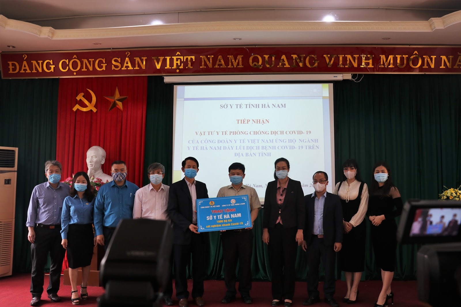 PGS.TS. Phạm Thanh Bình và đại diện Công ty Cổ phần thực phẩm A Farm trao quà 1000 bộ Kit xét nghiệm nhanh COVID-19 cho đại diện Sở Y tế Hà Nam.