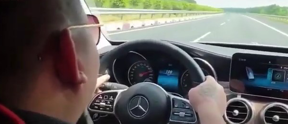 Một tài xế “khoe” chạy 234 km/h trên cao tốc TPHCM - Long Thành - Dầu Giây. Ảnh: Cắt từ clip.