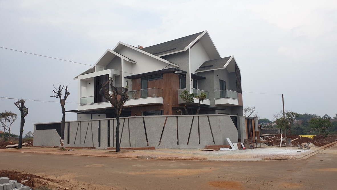 Cận cảnh một căn biệt thự được xây dựng gần hoàn thiện tại dự án của Cty Nam Sơn. Ảnh: Long