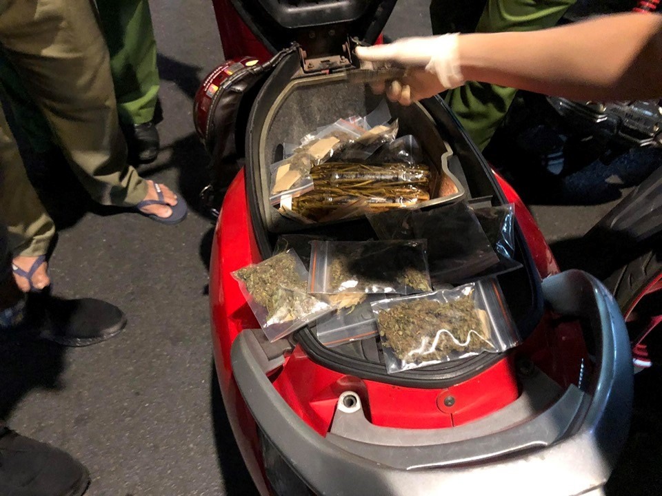 Cảnh sát phát hiện 27 gói cỏ Mỹ trong cốp xe người đàn ông ngoại quốc.