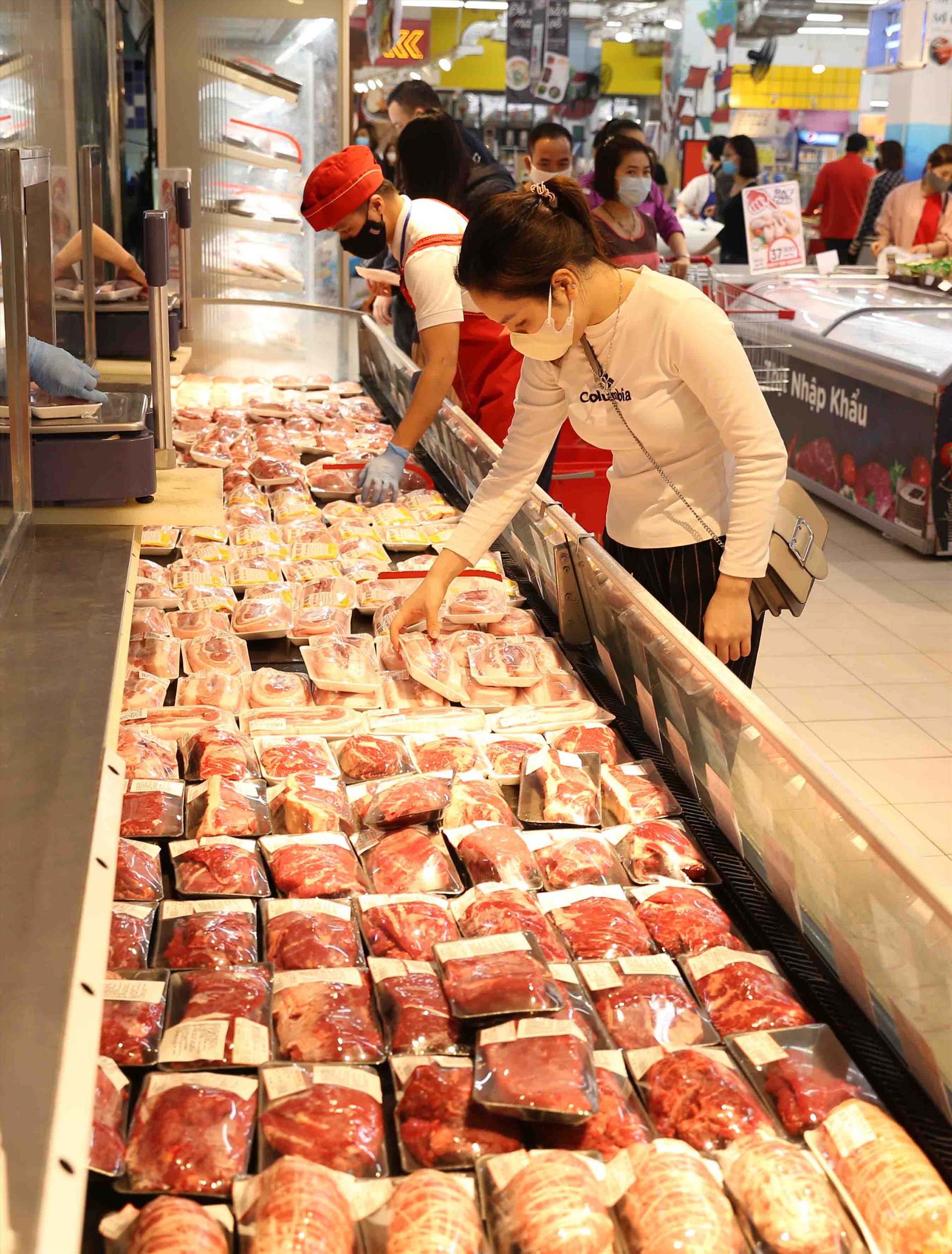 Đã giảm giá, nhưng thịt lợn tại các siêu thị vẫn đắt. Ảnh: Thnah Tân