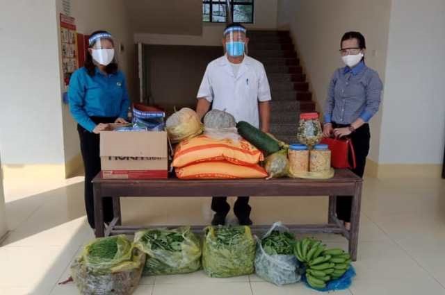 Công đoàn cơ sở ở Hương Khê ủng hộ nhu yếu phẩm