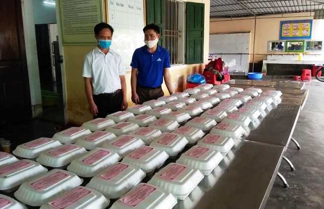 Công đoàn Trường THCS Thạch Bằng (Lộc Hà) ủng hộ 74 suất ăn