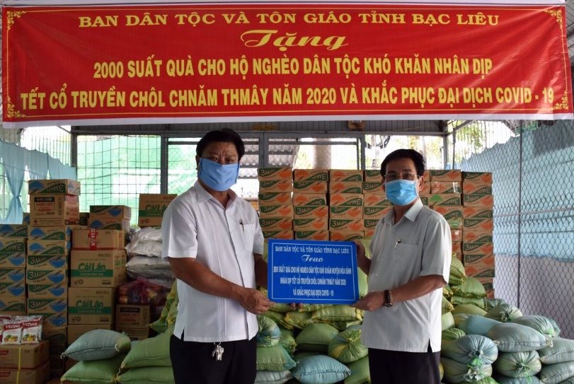 Tặng 2.000 phần quà cho đồng bào Khmer đón tết an toàn trong mùa dịch bệnh COVID-19 (ảnh Nhật Hồ)