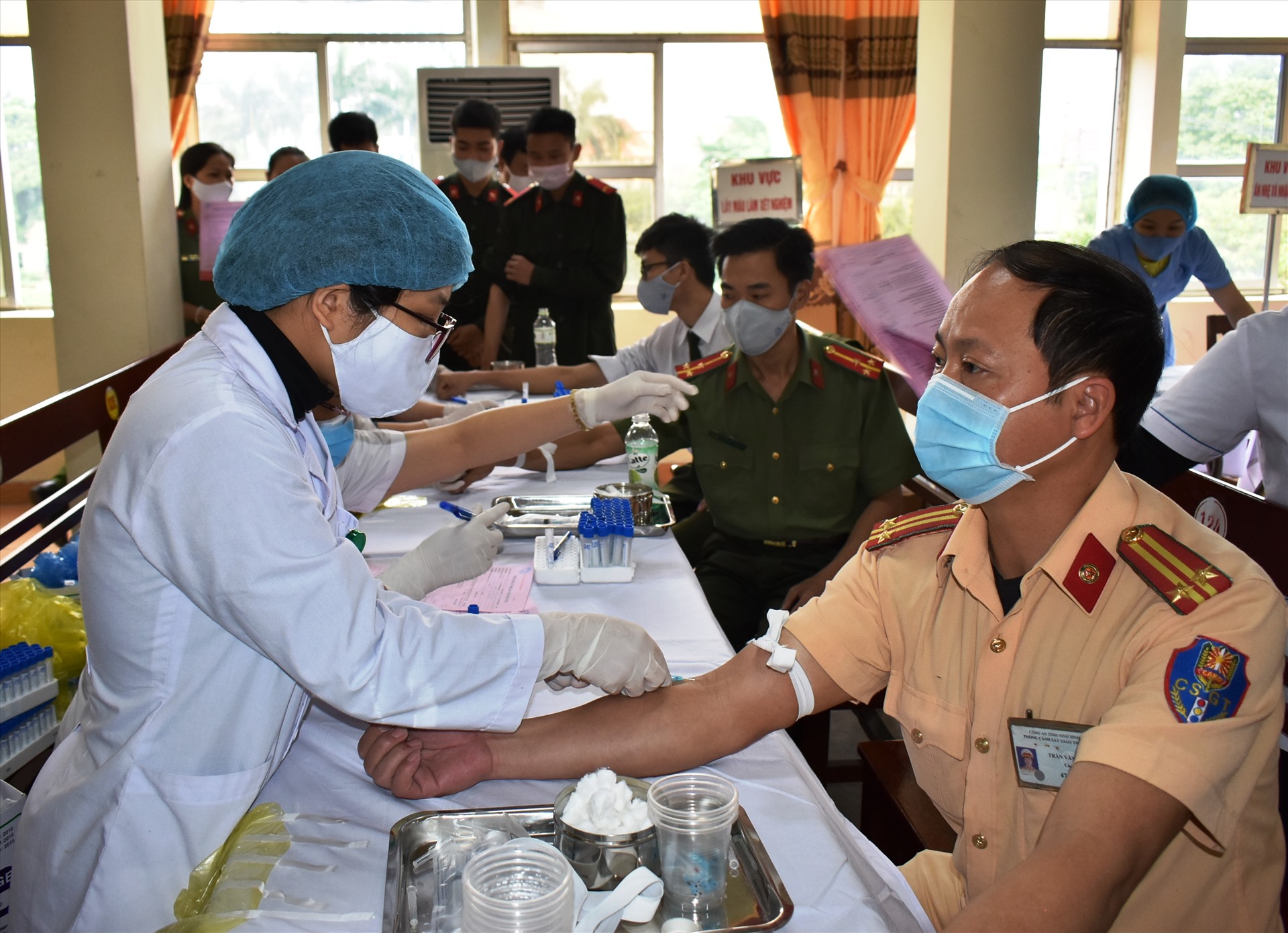 100% cán bộ chiến sĩ Công an tỉnh Ninh Bình đăng ký tham gia hiến máu tỉnh Nguyện. Ảnh: NT