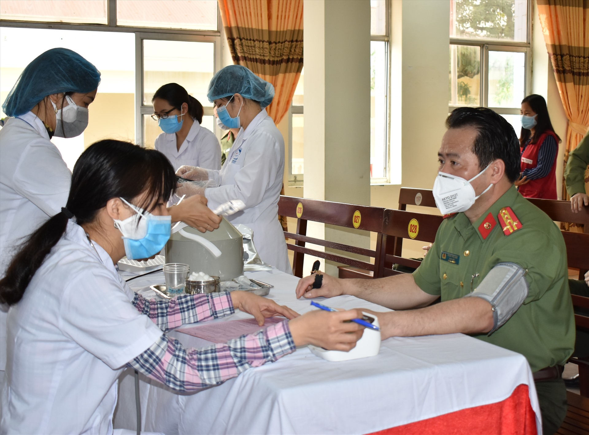 Đại tá Phạm Văn Sơn, Giám đốc Công an tỉnh Ninh Bình tham gia hiến máu. Ảnh: NT